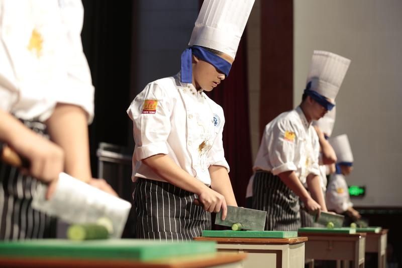 蒙眼切蓑衣黄瓜、工业机器人舞狮…珠海一职学