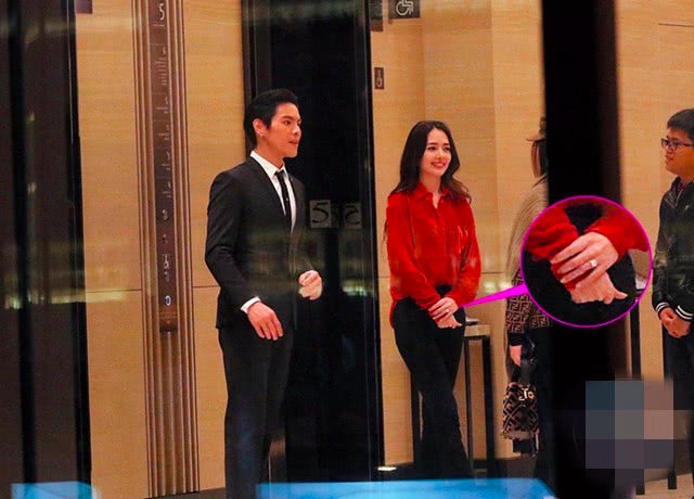 向佐求婚郭碧婷成功?郭碧婷戴巨型婚戒现身酒