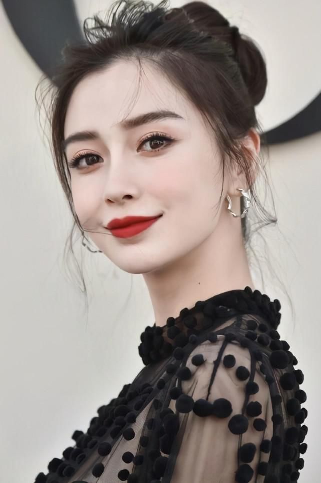 31岁杨颖挤进富婆太太圈站位引群嘲：能力配不上业务，只剩难堪