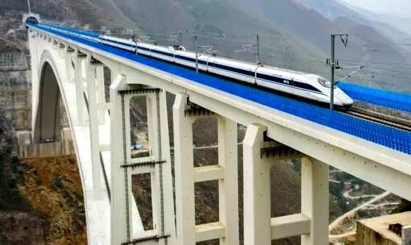 中国贵州山区的奇迹桥梁:跨300米高河谷,工人检修如同坐过山车