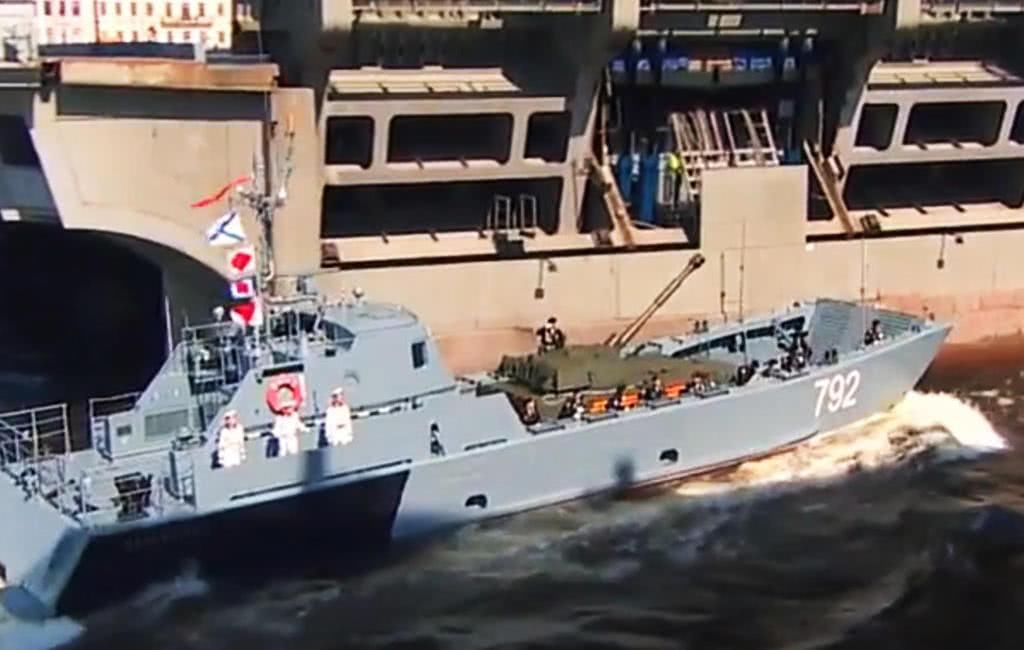 俄罗斯海军日阅兵式上演尴尬一幕:快速登陆艇