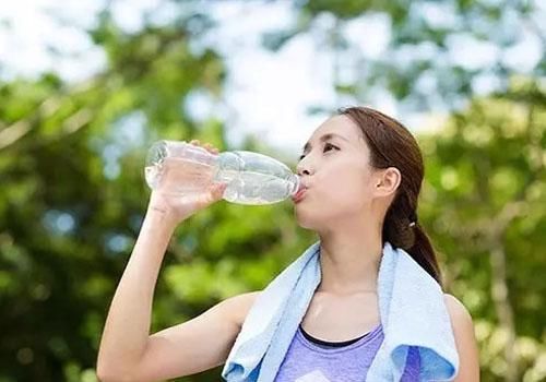 一天中喝水的最佳几个时间段,喝对还能预防血