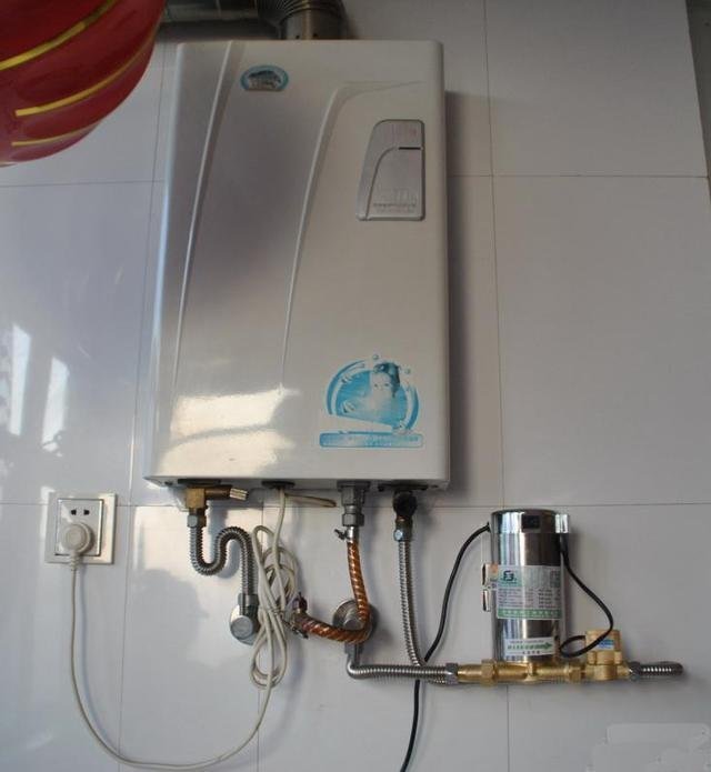 家住20层水量小,邻居给热水器装增压泵,反而导