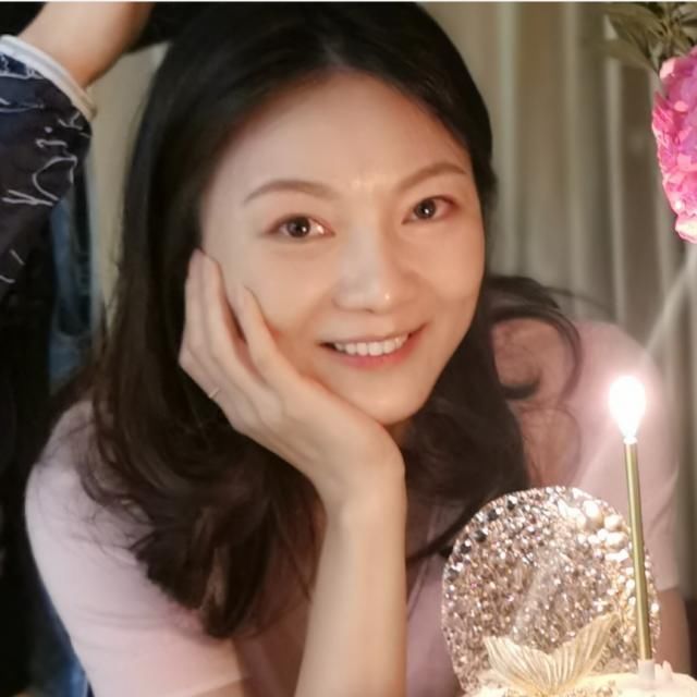 张艺谋娇妻陈婷庆39岁生日，生三娃状态依旧少女，戴婚戒秀恩爱