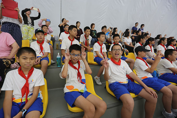 舞动冰雪志在少年 花滑国手六一前夕为三亚小