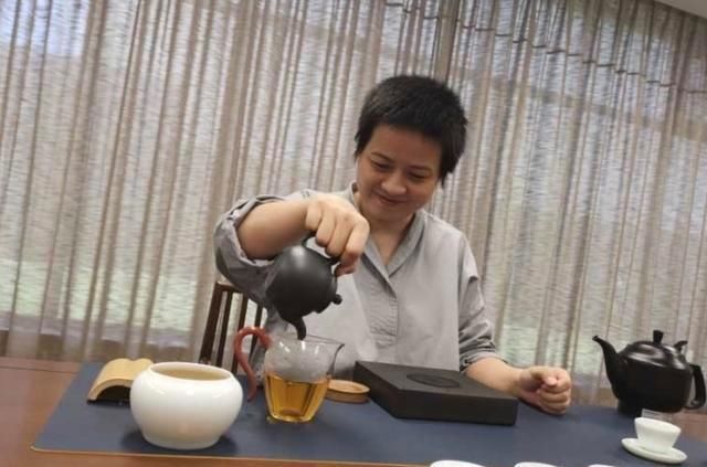 岳云鹏9岁女儿越长越漂亮，爱妻从手术中恢复，一家四口羡煞旁人