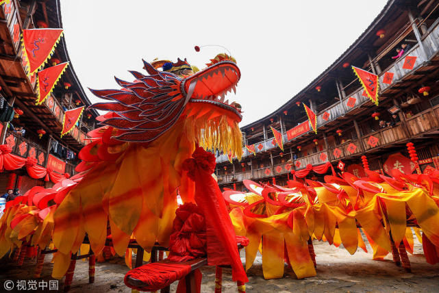 福建漳州土楼人家舞巨龙迎新年