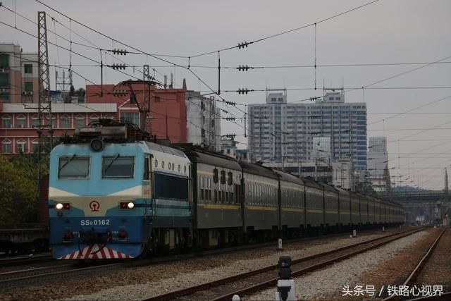 “扫把”兄弟大集合(韶山8型电力机车)，一展风采