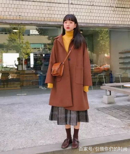 大衣不要再搭配黑色打底裤了,试试这4种搭配,