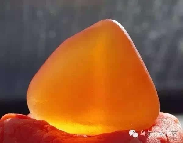 触摸来自新疆的蓝宝石和金丝玉