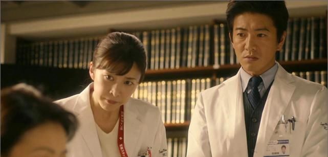 竹内结子去世,木村拓哉闻讯在片场发呆哭喊,化妆师为其处理眼肿