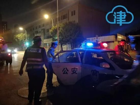 天津一白色奥迪突然掉头逆行撞上警车 它怎么了