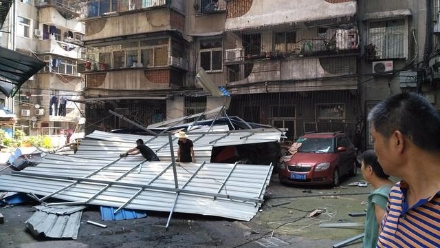 160平米铁皮棚被风从8楼吹落坠地,4台车被砸