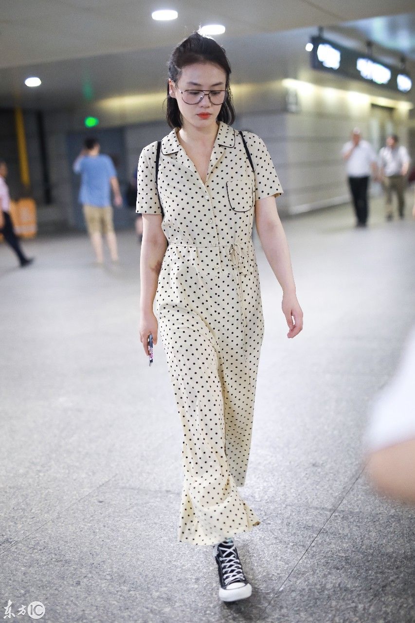 这身波点连身裤并不太适合马思纯!但她胜在毫
