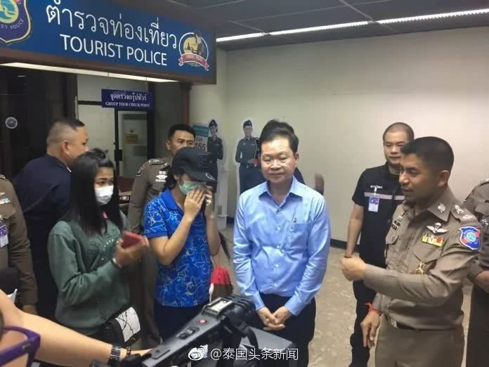 泰国迎宾小姐接中国游客秒变脸，抖音模仿疯了！有人站她们