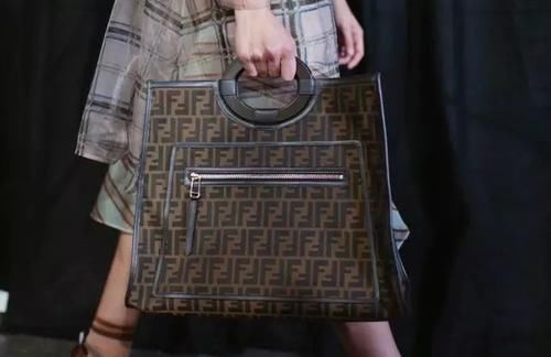 《悦己SELF》突然宣布将停刊;中国奢侈电商