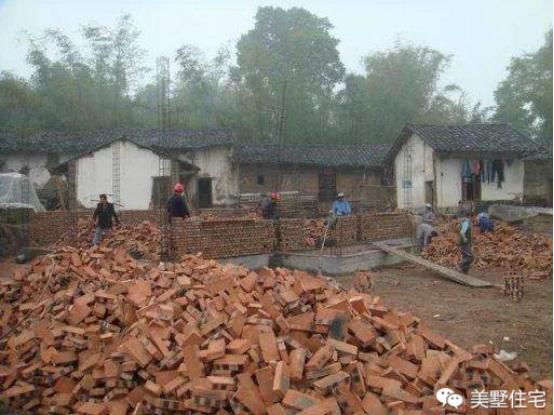 土帽父亲改造老家旧房建别墅,盖完后村里人都说太寒酸