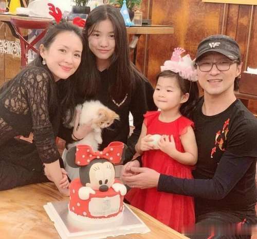 章子怡不小心喝下烟灰,发文吐槽老公汪峰,将饮