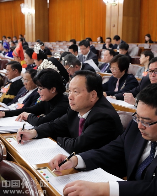 王连增代表:建议出台优惠政策引留人才支撑乡