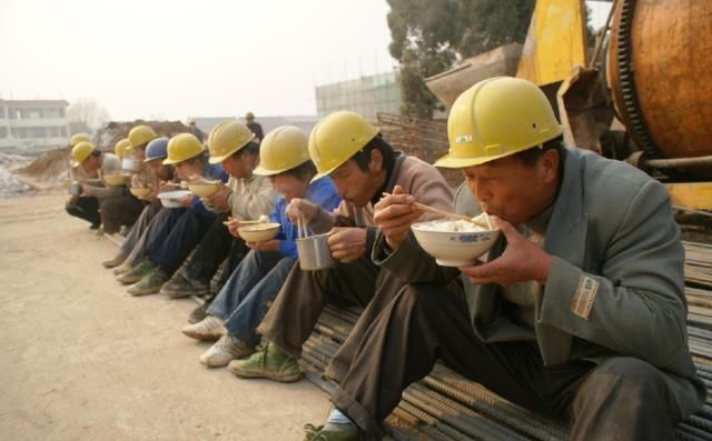 实拍农民工吃午饭,随地一蹲就开吃,挣钱不多但