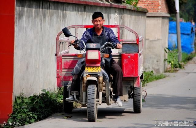 老汉无证驾驶摩托车被后视镜刮倒,车主:我的车