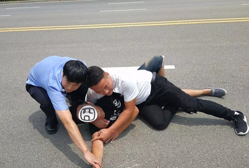 南阳群众见义勇为, 协助民警抓获毒驾人员