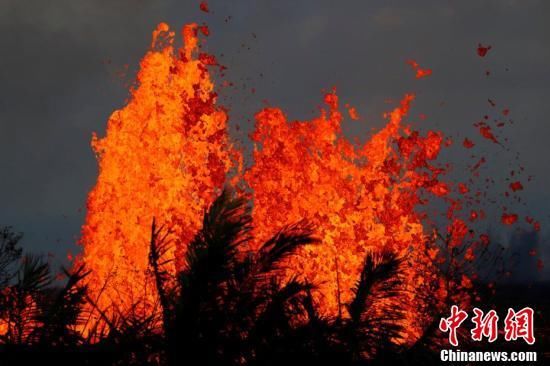 夏威夷火山岩浆喷涌 民众淡定围观