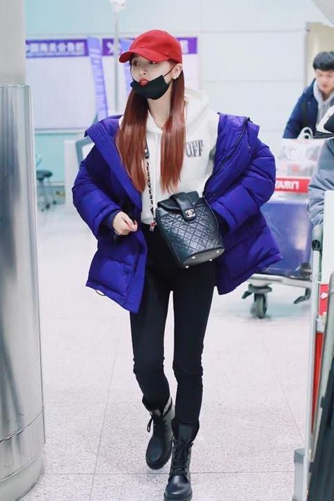 吴宣仪穿蓝色羽绒服, 配上白色卫衣显少女, 戴红