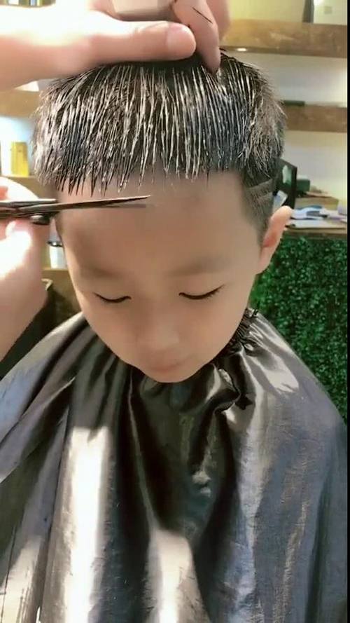 小男孩在理发店剪完头发非常帅气,五官清秀,网