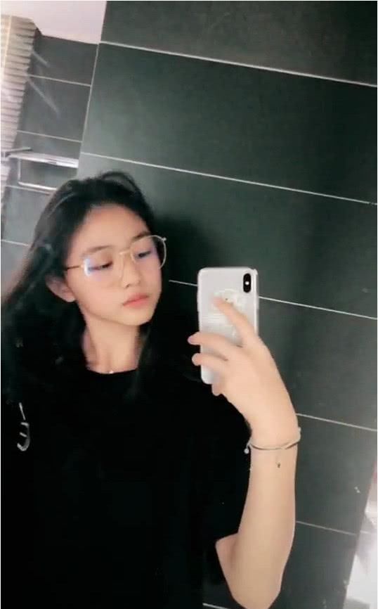 汪峰13岁女儿小苹果近照,长相清秀与葛荟婕太