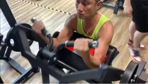 36岁文章现身机场，肩膀宽厚手臂都是肌肉，身材健硕很有男人味