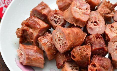 为什么路边摊小贩只卖卤鸭脖不卖鸡脖?这回终于知道真相了!