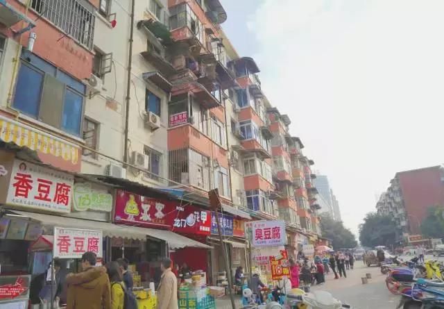 成都建设路、十二中:小吃一条街