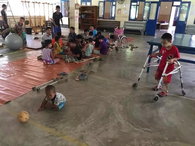 缅甸一镇区康复中心为大量残疾人免费安装义肢
