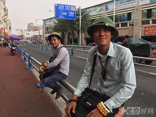 数千越南人每天往返广西东兴市打工 称工资高