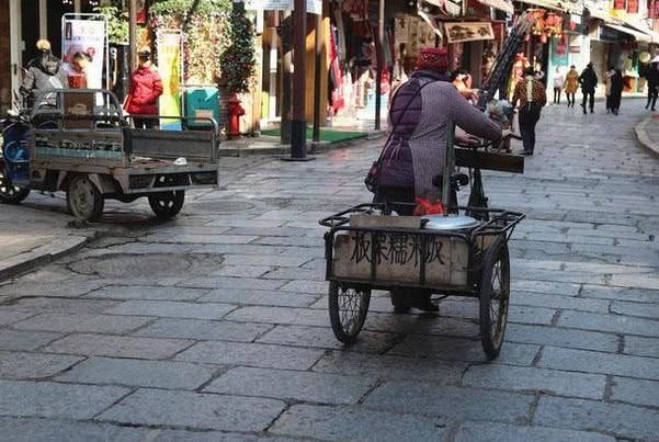 老奶奶手推“三轮车”街边卖糯米饭，一天赚足50元就回家