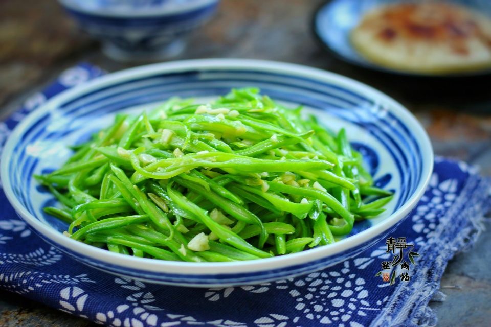 夏天这菜要常吃，既清口又消暑，价格很便宜，3块钱就能炒1盘