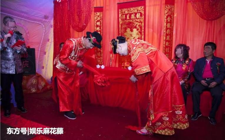 公公在我结婚当天给我张10万红包，低头瞅见他的脚我懵了