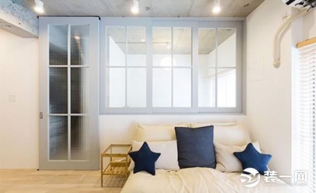 为了增加房间的采光和通透性,客厅与卧室之间给与了玻璃隔断.