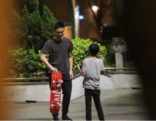 张智霖又给袁咏仪买包了!嘴上说着不要,身体却