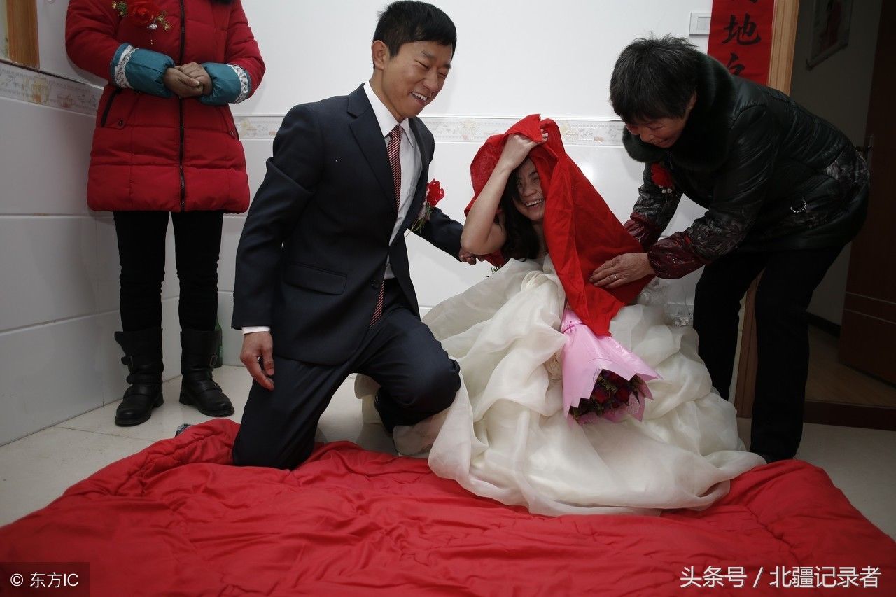 越南漂亮亲姐妹嫁中国农村朴实表兄弟,洞房花