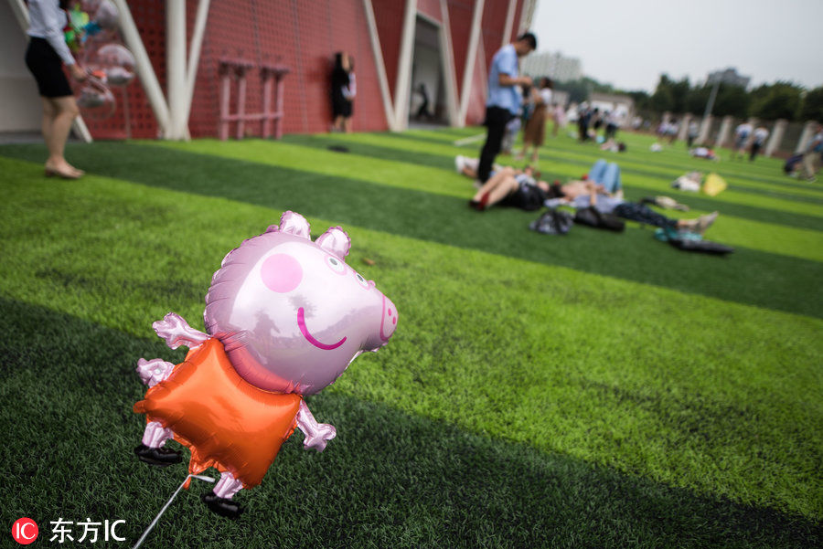 拍毕业照惊现小猪佩奇 还有横幅请班主任开个