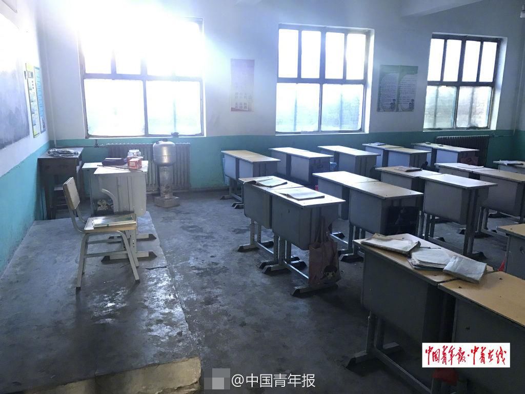 因未供暖 河北小学生晒太阳取暖