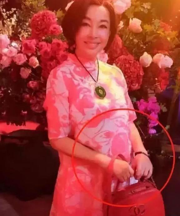 63岁刘晓庆被曝怀孕? 自曝少女军装清涩照! 美