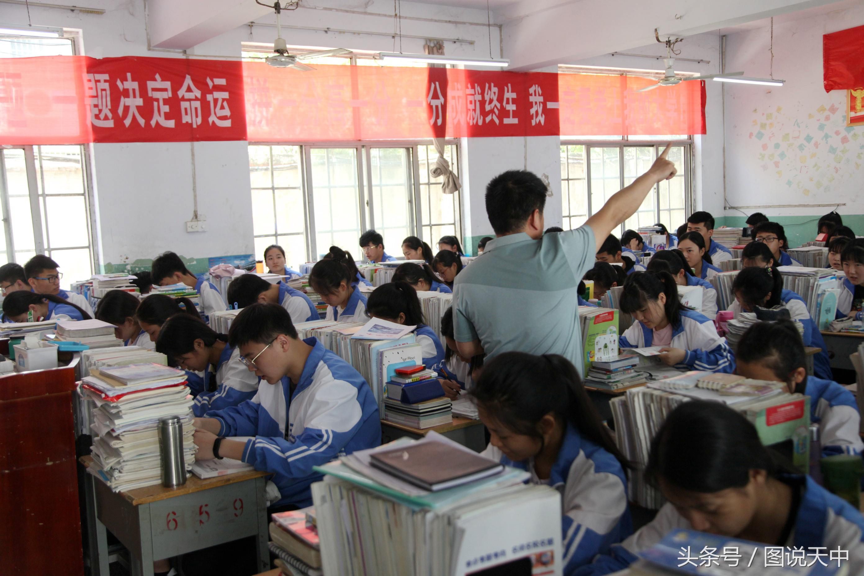 2018年河南高考考生将近百万 教室内挂满条幅