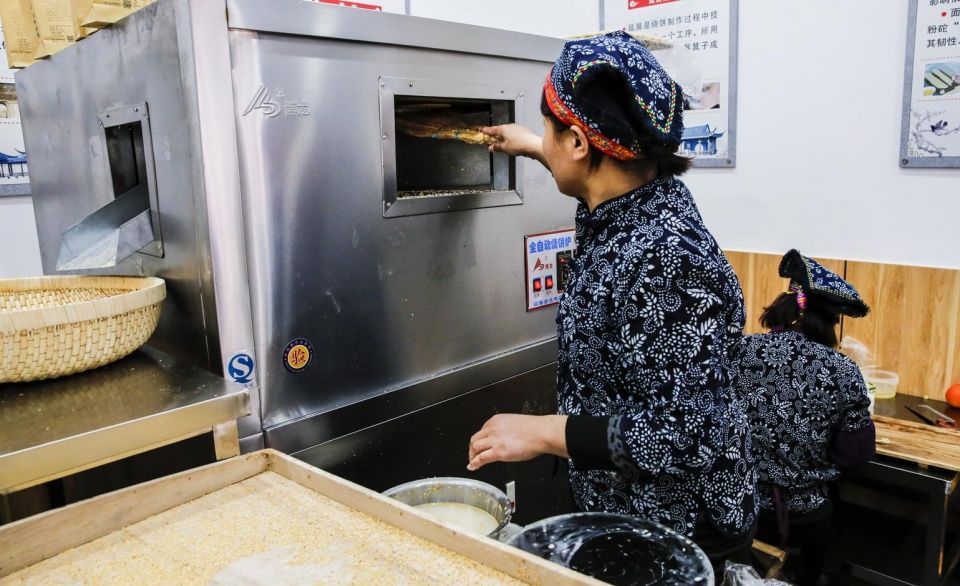 鲁中农村景区，农民大姐现场做百年民间传统美食遭围观，生意火了