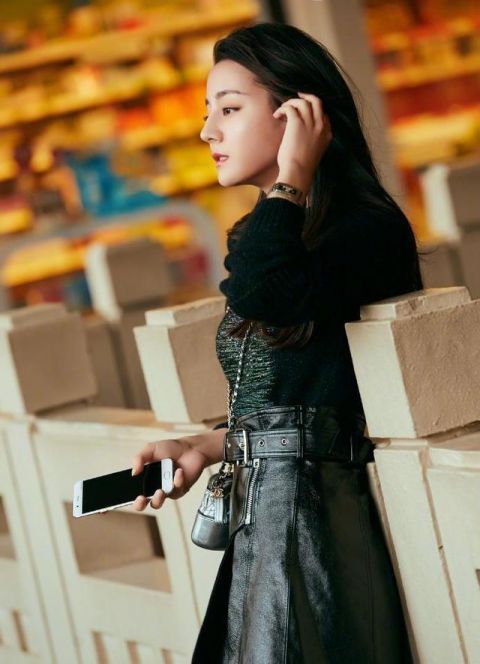 迪丽热巴毛衣配皮裙, 1米68凹出两米大长腿