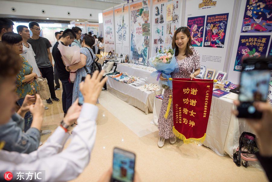 拍毕业照惊现小猪佩奇 还有横幅请班主任开个