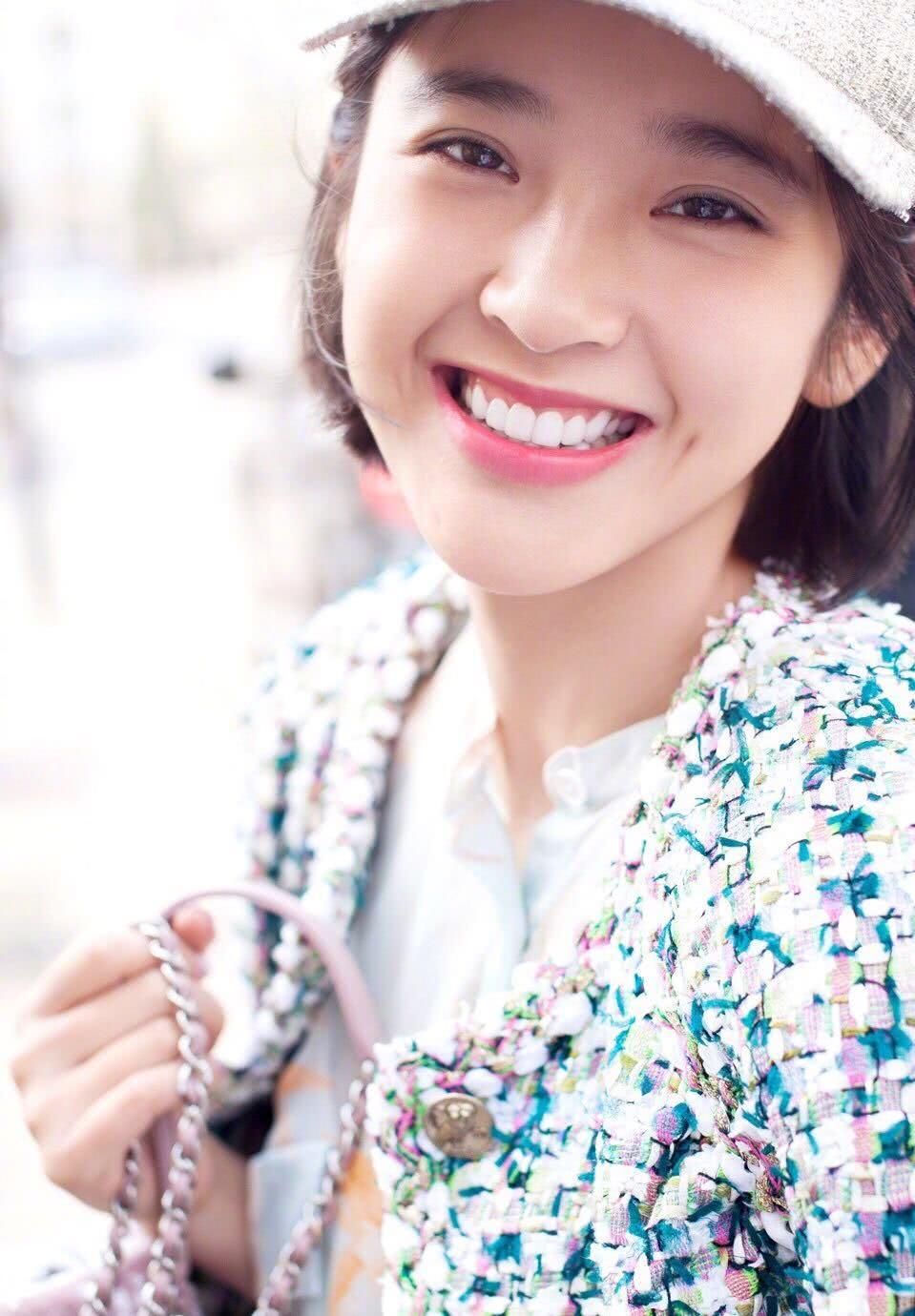 29岁唐艺昕清新出境,小香风粉色鸭舌帽,看她的笑容心情会变好