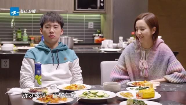 郭麒麟请佟丽娅吃饭,谁注意到桌上的菜?这才是明星的真实消费